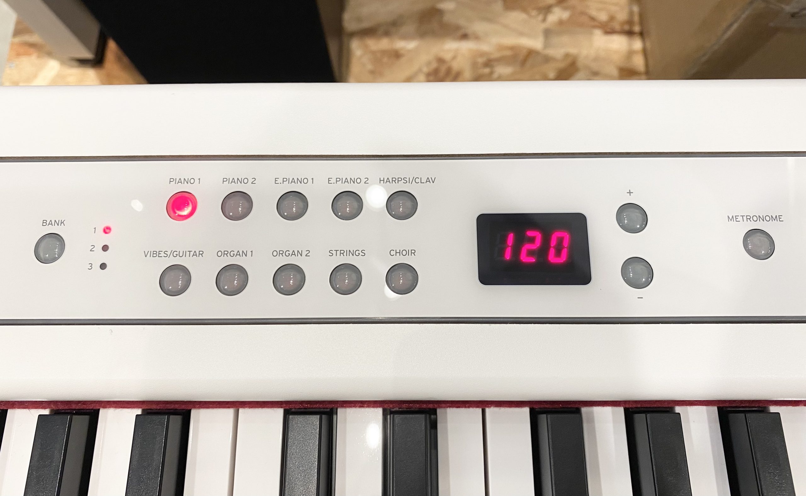 🎼スリムで持ち運べる本格的な電子ピアノとして大人気の「KORG D1(WH 